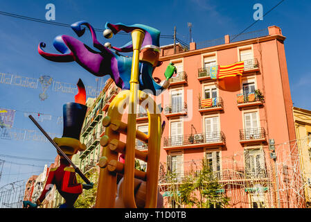 Valencia - Spagna, 16 marzo 2019: Bandiere di Valencia appeso alla facciata di un edificio di fronte a una falla. Foto Stock