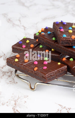 Closeup brownie al cioccolato con la caramella di pezzi sul raffreddamento per rack Foto Stock