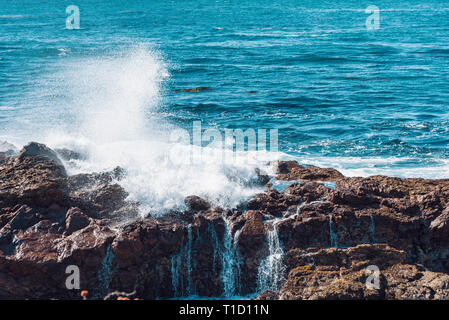 Oceano onde che si schiantano contro le rocce, primo piano. Foto Stock