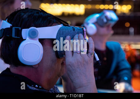 Una donna cercando su una realtà virtuale (VR) auricolare a Forum culturale presso il Manezh exhibition hall a Mosca, Russia Foto Stock