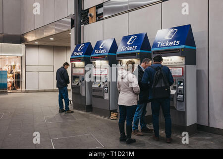 London, Regno Unito - 16 Marzo 2019: Le persone acquistano i biglietti da un biglietto macchina all'interno di London Bridge rail station, il Regno Unito è il quarto più trafficata Stazione dispone di recente Foto Stock