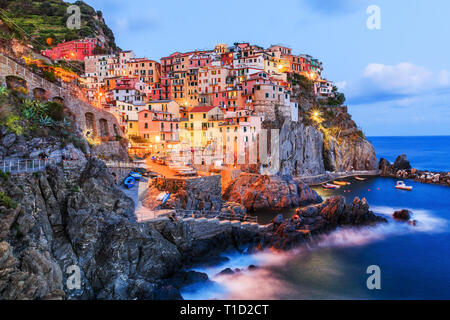 Manarola, Cinque Terre, Italia. Vista panoramica del villaggio di Manarola a notte. Foto Stock