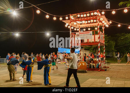 Hokkaido, ago 7: vista notturna di persone ballo tradizionalmente nel Lago Toya Onsen Festival Agosto 7, 2017 a Hokkaido, Giappone Foto Stock