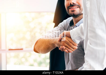 Close-up di due imprenditori stringono le mani insieme in piscina ufficio ambiente - il messaggio di saluto aziendale, il successo del lavoro di squadra concetto Foto Stock