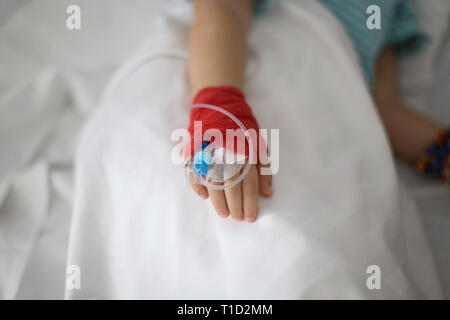 Dettagli con una cannula per la mano di un malato bambina in un ospedale pediatrico riserva Foto Stock