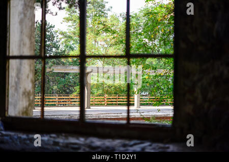 Berengaria Hotel e la circostante foresta di montagna - edificio abbandonato in Prodromos, Cipro Foto Stock