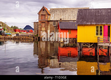 Fishermans Huts in Ballstad, Isole Lofoten in Norvegia. Il Fisher case su palafitte sono chiamati rorbur. Foto Stock