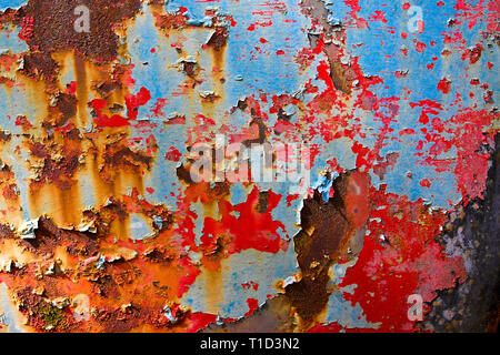 Close-up immagine di peeling la vernice e la ruggine sulla porta di una vecchia auto di posta indesiderata Foto Stock