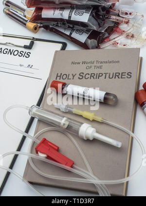 La bibbia dei testimoni di jehova, il concetto di rifiuto di trasfusioni di sangue, immagine concettuale, composizione orizzontale Foto Stock