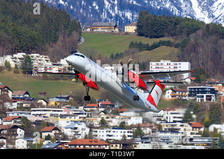 Austria Gennaio 4, 2015: DASH austriaca dalla atterraggio all'aeroporto di Innsbruck Foto Stock