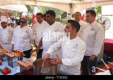 Dimostrazione culinaria dal Ritz Carlton chef, Sagra del pomodoro, il mercato degli agricoltori, Budaiya, Regno del Bahrein Foto Stock