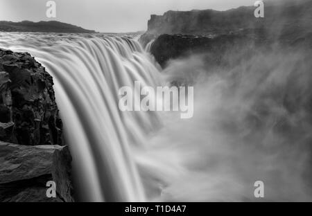 Dettifoss. Situato in Vatnajokull N.P. nel nord-est dell'Islanda, è la più potente cascata in Europa. Foto scattata dalla sponda orientale al tramonto. Bl Foto Stock