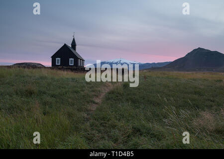 Vista Montagna Islanda. Nero bellissima chiesa di legno in Budir. Foto Stock