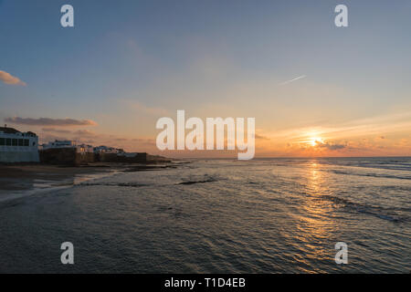 Panorama della città costiera di Asilah, Marocco. Foto Stock