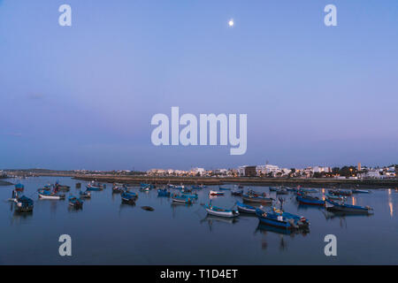 Di legno tradizionali barche marocchino nel Golfo della laguna. Il porto di Asilah, Marocco. Foto Stock