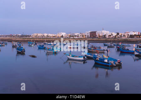 Di legno tradizionali barche marocchino nel Golfo della laguna. Il porto di Asilah, Marocco. Foto Stock