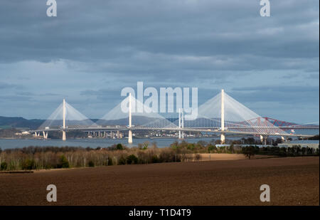 La Queensferry attraversando ponte stradale che attraversa il Firth of Forth tra North e South Queensferry, Scotland, Regno Unito Foto Stock
