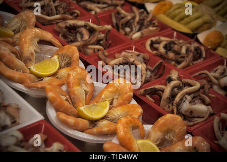 Le piastre con i frutti di mare disposti su un marketplace Foto Stock