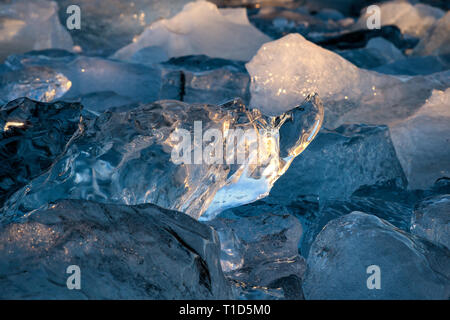 Iceberg di Jokulsarlon laguna glaciale, dietro la spiaggia di Diamante, Islanda Foto Stock