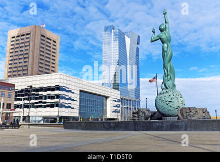 Veteran's Memorial Plaza, noto anche come un centro commerciale nel centro di Cleveland è impreziosito dalla fontana di vita eterna " arte pubblica. Foto Stock