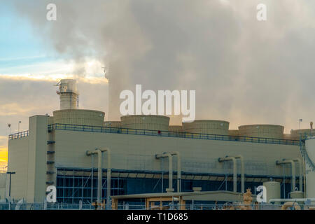 Fumo dalla fornace di una centrale elettrica in Utah. Fumo denso proveniente dalla grande fornace di un impianto di alimentazione a valle dello Utah. Sky riempito con il cloud Foto Stock