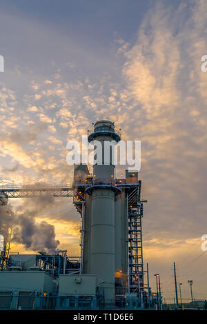 Utah Valley Power Plant con sfondo con cielo nuvoloso. Vista di una centrale elettrica in Utah Valley con blu nuvoloso aky in background al tramonto. Il cloud di sm Foto Stock
