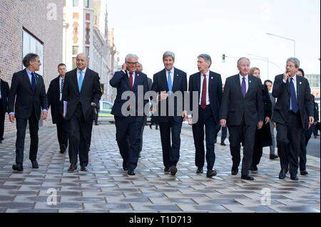 Stati Uniti Il segretario di Stato John Kerry chat con il Ministro degli esteri tedesco Frank-Walter Steinmeier come egli cammina per un G7 Riunione Ministeriale di Lubecca, Germa Foto Stock