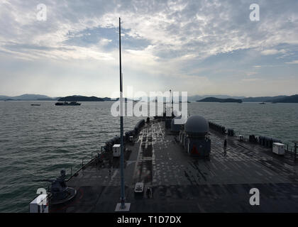 190325-N-DW433-015 stretto di Malacca (25 marzo 2019) - USA 7 ammiraglia della flotta USS Blue Ridge (LCC 19) arriva per una visita porta a Langkawi, Malesia. Blue Ridge è la più antica nave operativa nella marina e come 7 comando della flotta navale, è responsabile per la promozione di relazioni all interno della regione Indo-Pacifico. (U.S. Foto di Marina di Massa lo specialista di comunicazione di terza classe Angeles A. Miron) Foto Stock