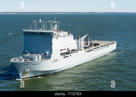 190323-N-AP176-0272 OCEANO ATLANTICO (23 marzo 2019) navi della Royal Fleet Auxiliary landing ship dock Mounts Bay transita con imbarcato marinai da l'eliminazione degli ordigni esplosivi unità mobile (EODMU) 2 durante una miniera expeditionary contromisure (MCM) task group esperimento. Questo esperimento, detenute a bordo Mounts Bay, raffina e avanza il Navy EOD comunitaria della capacità di comando e controllo di una MCM gruppo di attività. Il Navy EOD comunità raggiunge questo avviando le navi di opportunità di superficie diretta, aria e expeditionary forze di MCM, fra cui la marina di MCM Expeditionary (ExMCM) unità. (U.S. Navy foto di Foto Stock