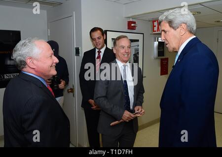 Stati Uniti Il segretario di Stato John Kerry chat con "Standard settimanale' Editor William Kristol e ex comitato nazionale Democratic Presidente Howard Dean b Foto Stock