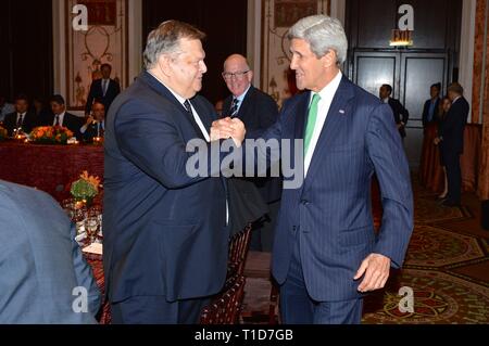 Stati Uniti Il segretario di Stato John Kerry greco saluta il Vice Primo Ministro e Ministro degli Affari Esteri Evangelos Venizelos prima dell'inizio del dialogo transatlantico D Foto Stock