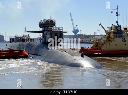 La Ohio-class guidato-missile submarine USS Georgia SSGN (729) esce il bacino di carenaggio di navale Base sottomarina Kings Bay, Ga., a seguito di un prolungato periodo di rimontare. La Georgia è una delle due visite-missile sottomarini di stanza presso la base ed è in grado di trasportare fino a 154 Tomahawk Land Attack missili. Foto Stock