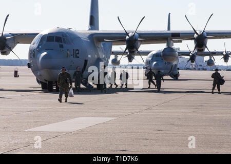 Stati Uniti Marines prepararsi alla partenza per distribuzione presso la Marine Corps Air Station Cherry Point, North Carolina, Marzo 22, 2019. Antenna Marine Refueler squadrone di trasporto (VMGR) 252 distribuito con la speciale scopo Air-Ground Marine Task Force per fornire aria vicino sostegno e sorveglianza per forze di terra. I marines sono assegnati a VMGR-252, Marine Aircraft Group 14, 2° velivolo marino ala. (U.S. Marine Corps photo by Lance Cpl. Jailine L. AliceaSantiago) Foto Stock