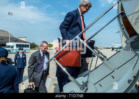 Il segretario di Stato John Kerry di imbarcarsi su un aereo ca. 2014 Foto Stock