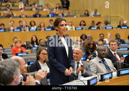 Stati Uniti Il segretario di Stato John Kerry ascolta come UNAIDS volontà internazionale Ambasciatore Victoria Beckham affronta il termine AIDS dal 2030 evento presso il Foto Stock