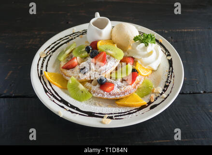 Mirtillo Fragola Kiwi Limone Waffle mantecato Gelato alla crema di cioccolato e sciroppo dolce. Fruttato dolce alimenti e bevande categoria Foto Stock