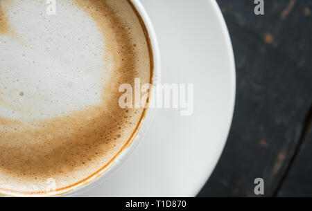 Flatlay metà forma di cuore Latte Latte Art in bianco con tazza di caffè nero sulla tavola di legno. Forma di cuore Latte Latte Art bevanda calda per amante del caffè Foto Stock