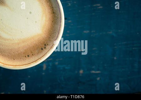 Vintage angolo Flatlay forma di cuore Latte Latte Art in bianco con tazza di caffè nero sulla tavola di legno. Forma di cuore Latte Latte Art bevanda calda per cof Foto Stock