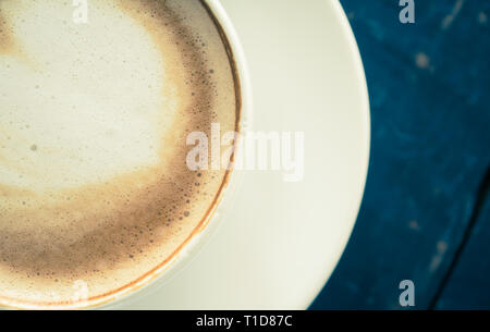 Vintage Flatlay metà forma di cuore Latte Latte Art in bianco con tazza di caffè nero sulla tavola di legno. Forma di cuore Latte Latte Art bevanda calda per caffè Foto Stock