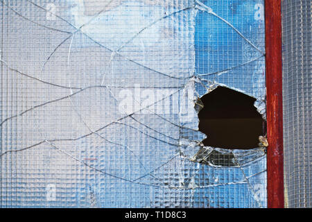 Il vetro rotto, il foro nel vetro Foto Stock