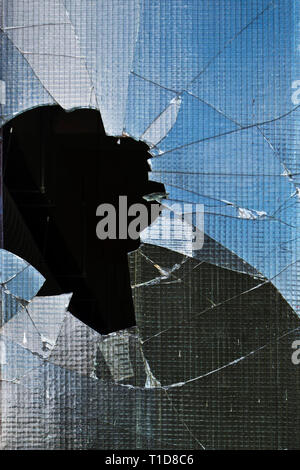 Il vetro rotto, il foro nel vetro Foto Stock