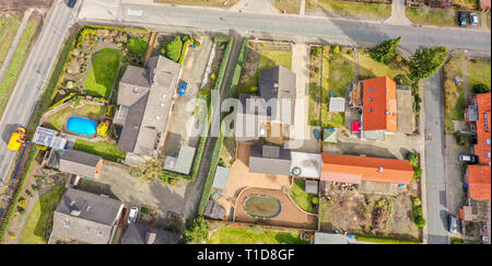 Wolfsburg, Germania, Marzo 18, 2019: vista aerea di nuova costruzione multi-case famiglia con giardino e prato, vista verticale Foto Stock