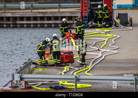 Wolfsburg, Germania, 20 marzo, 2019: Esercizio dei vigili del fuoco in un bacino del canale Foto Stock