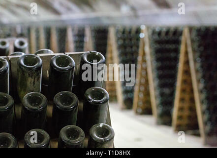 La vagliatura rack utilizzato per l'invecchiamento di vini spumanti sulle fecce e deselezionando la bevanda Foto Stock