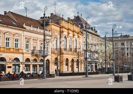 Una foto di un lato della piazza principale di Debrecen, Ungheria. Compreso il pastore dell'ufficio belongin per la grande chiesa. Foto Stock