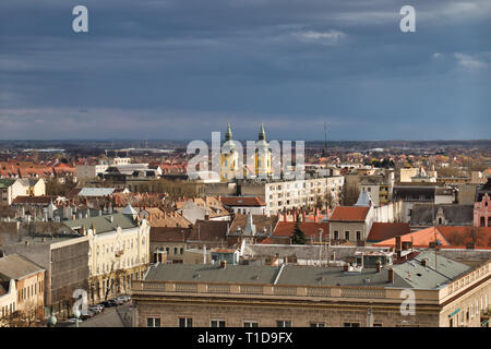 Una vista sopra la città di Debrecen, Ungheria. Colpo da sopra la piazza principale. Foto Stock