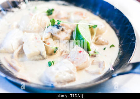 Crema a base di pesce il saute con calce in tegame in ristorante Foto Stock