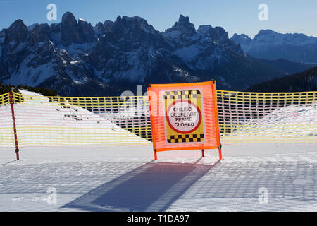 Avviso di chiusura di una pista da sci Foto Stock