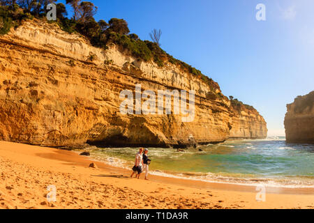 Victoria, Australia - Gennaio 06, 2009: la gente camminare lungo la spiaggia di sabbia. Loch Ard Gorge, Parco Nazionale di Port Campbell sulla Great Ocean Road in Australia. Foto Stock