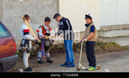 Turia, Bulgaria, 9 marzo 2019. Masquerade Kukeri rituale per espellere il male. La gente del villaggio di usura campane grande e terribile costumi. Foto Stock